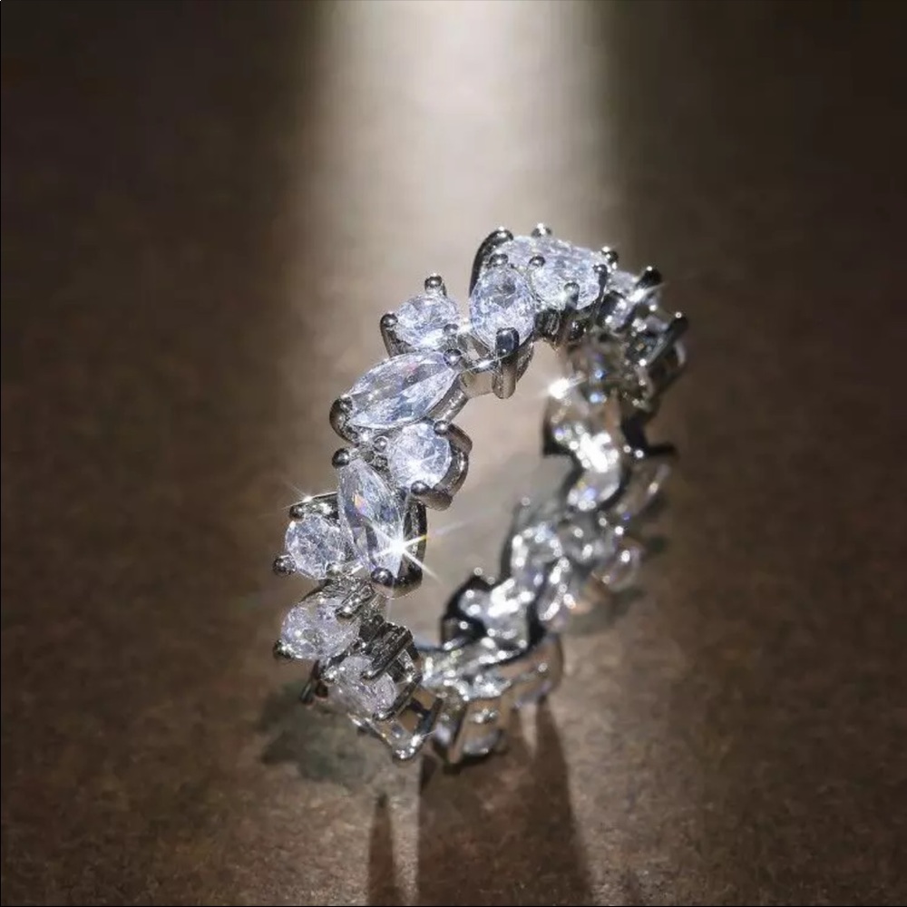New 18K White Gold Women’s Diamond Bridal Ring - Picture 4 of 6